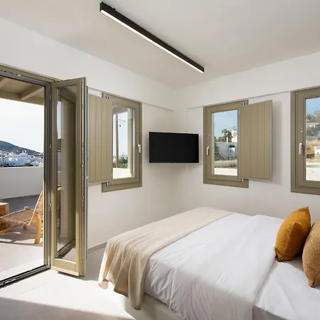 Mazee Paros נאוסה